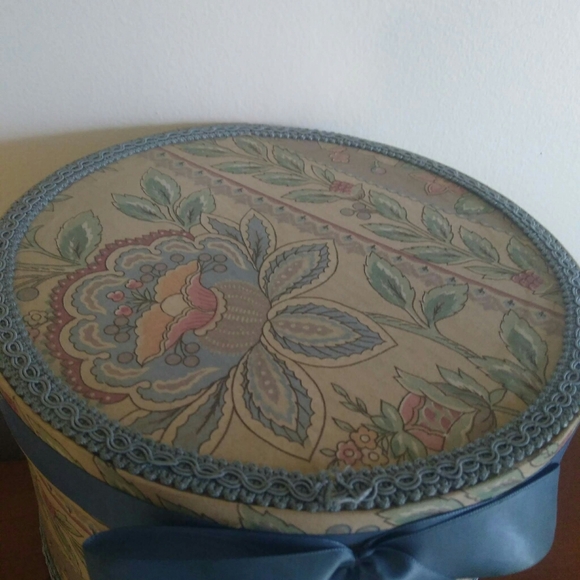 (SOLD) Vintage hat box 🌹 - Picture 2 of 3